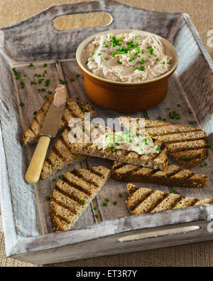 Terrine de maquereau fumé et toasts griddled Banque D'Images