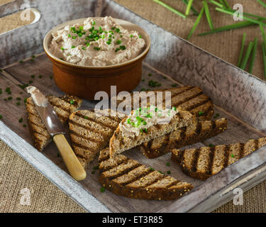 Terrine de maquereau fumé et toasts griddled Banque D'Images