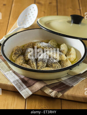 Skubánky. Boulettes de pommes de terre aux graines de pavot. L'alimentation de l'Europe centrale Banque D'Images