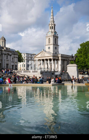 St Martin de Londres-dans-le-champs, l'église reflète dans les piscines sur Trafalgar Square. Banque D'Images