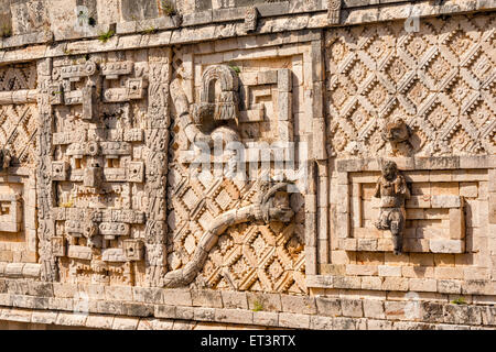 Détails dans le bâtiment ouest, Cuadrangulo de las Monjas (Nunnery Quadrangle), ruines mayas sur le site archéologique d'Uxmal, Mexique Banque D'Images