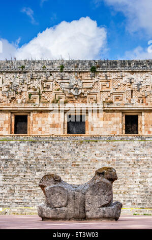 Jaguar trône, Maya sculpture au site archéologique d'Uxmal, Yucatan, Mexique Banque D'Images