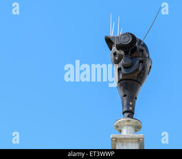 Webcam à l'extérieur contre le ciel bleu. Banque D'Images