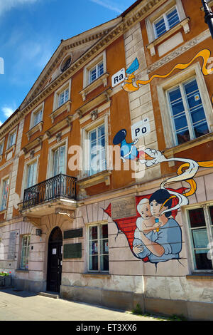 Peinture murale sur le Musée Maria Sklodowska-Curie sur le lieu de naissance de Marie Curie montrant sa découverte du polonium et du radium dans les guerres Banque D'Images