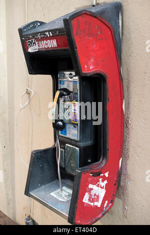 Vieille cabine téléphonique sur un coin de rue dans le quartier français de La Nouvelle-Orléans en Louisiane Banque D'Images