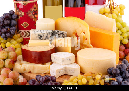 Divers types de fromages,vins et raisins photo gros plan sur planche de bois. Banque D'Images