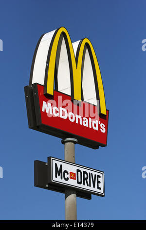 Torgau, Allemagne, signe d'un McDonald's Mc Drive Banque D'Images