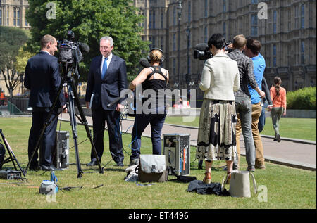 Londres, Royaume-Uni. 11 Juin, 2015. David Anderson C.R. indépendant actuel de l'hôte de la législation antiterroriste, interviewé à Westminster après la présentation de rapport de 300 pages indiquant l'UK'' complète et compréhensible les règles de pouvoirs intrusifs. Credit : PjrNews/Alamy Live News Banque D'Images