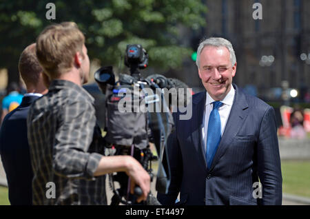 Londres, Royaume-Uni. 11 Juin, 2015. David Anderson C.R. indépendant actuel de l'hôte de la législation antiterroriste, interviewé à Westminster après la présentation de rapport de 300 pages indiquant l'UK'' complète et compréhensible les règles de pouvoirs intrusifs. Credit : PjrNews/Alamy Live News Banque D'Images