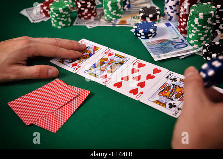 Jouer joueur de poker avec des jetons de poker sur table. Banque D'Images
