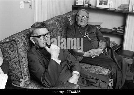 L'évêque de Birmingham, la Rt Rev Laurence Brown et l'archevêque de Birmingham, Mgr George Dwyer, photographié lors d'une conférence de presse dans le presbytère de Sainte Catherine, Église catholique romaine à Bristol Street, Birmingham, le 24 janvier 1972. Ils Banque D'Images