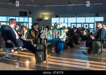 Passagers en salle d'embarquement à l'aéroport de Dublin Irlande Banque D'Images