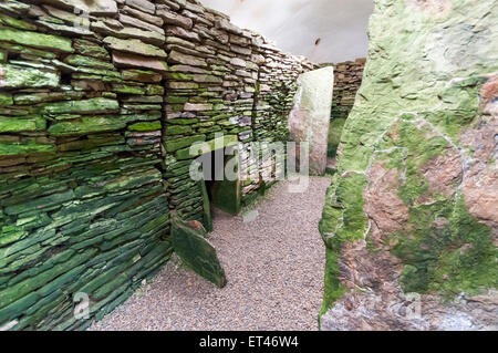 L'intérieur de la chambrée tombe d'Unstan Orcades sur terre ferme. Banque D'Images