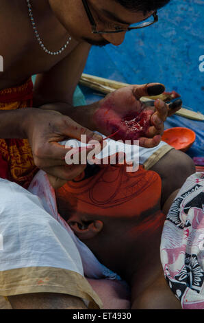 Une danseuse peint ids prêt pour l'exécution de l'ancienne tradition des Thayyam de Malabar dans le nord du Kerrala Banque D'Images