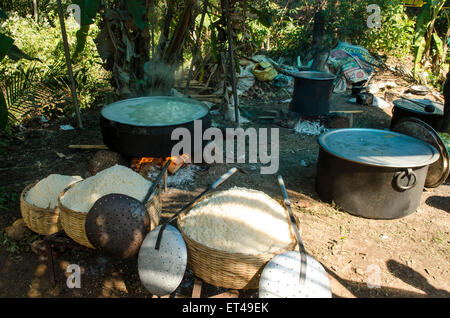 D'énormes cuves de riz et de curry sont préparés pour une fête religieuse pour l'ancienne tradition des Thayyam de Malabar Banque D'Images