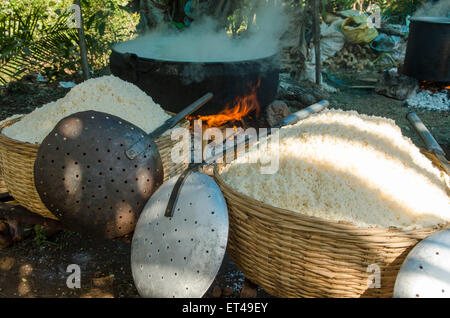 D'énormes cuves de riz et de curry sont préparés pour une fête religieuse pour l'ancienne tradition des Thayyam de Malabar Banque D'Images