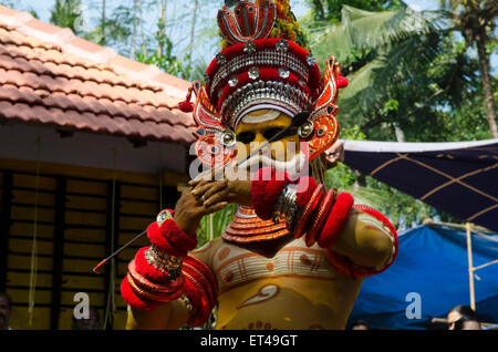 Danseuses à l'ancienne tradition des Thayyam de Malabar dans le nord du Kerrala Banque D'Images