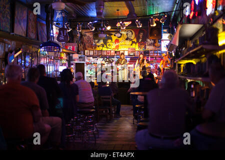 L'honky tonk bar à Nashville, bandes et amusant. Banque D'Images