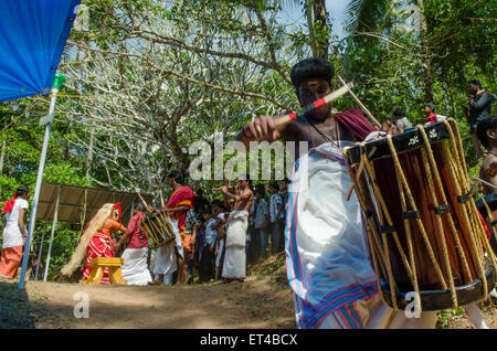 Un batteur de la batterie dans la danse à l'ancienne tradition des Thayyam de Malabar dans le nord du Kerrala Banque D'Images