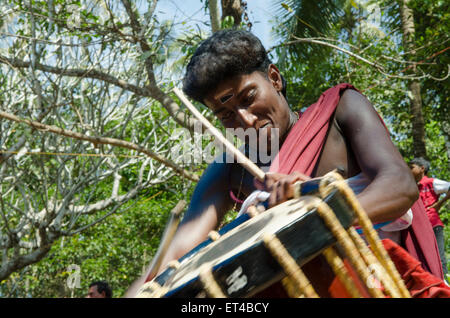 Le batteur de la batterie dans les danseurs à l'ancienne tradition des Thayyam de Malabar dans le nord du Kerrala Banque D'Images