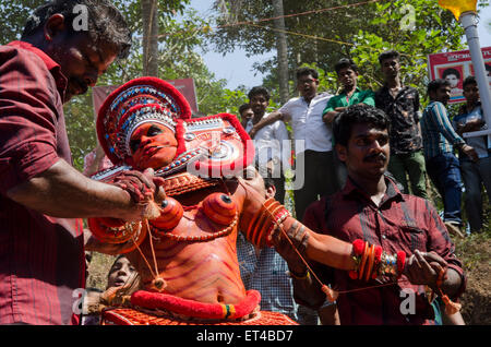 L'ancienne tradition des Thayyam de Malabar dans le nord du Kerrala Banque D'Images