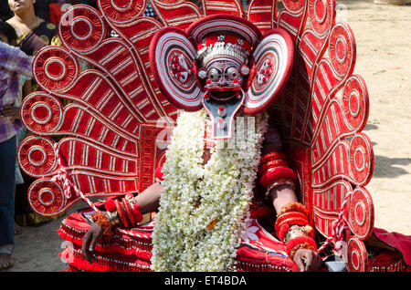 Un danseur effectue alors que dans une transe dans le cadre de l'ancienne tradition des Thayam de Malabar dans le nord du Kerrala Banque D'Images