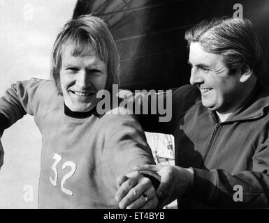 Jack Hatfield, propriétaire de magasin de sport, Jack Hatfield Sports, Middlesbrough, l'objectif de donner Broro ace John Hickton certains conseils natation, avant qu'il prenne de l'eau, de la charité, le 10 février 1972. Banque D'Images