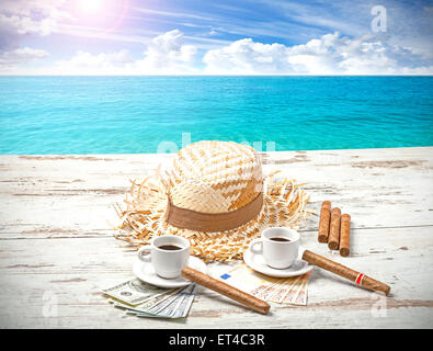 Du café, des cigares, de l'argent et un chapeau sur la plage en bois table. Concept d'aventure estivale. Banque D'Images