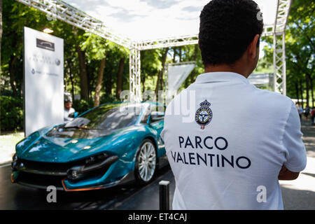 Turin, Italie. 11 Juin, 2015. Première édition de 'Parco Valentino - Grand Prix Hall &' où la voiture l'étoile le long de l'antique route de la légendaire Grand Prix Valentino qui s'est déroulé de 1935 à 1955. Crédit : Elena Aquila/Pacific Press /Alamy Live News Banque D'Images