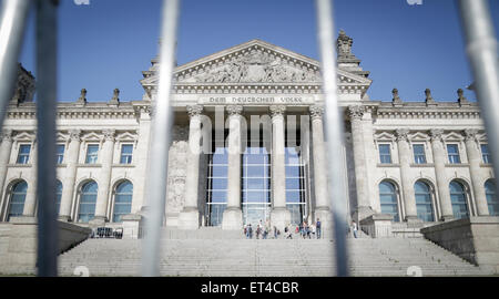 Berlin, Allemagne. 11 Juin, 2015. Le bâtiment du Reichstag est représenté derrière une barrière à Berlin, Allemagne, 11 juin 2015. Plus de questions que de réponses est resté 11 juin que les autorités allemandes tentent de déterminer quel groupe est responsable d'une cyberattaque paralysante qui pourraient forcer la parlement de l'Allemagne de reconstruire son système informatique à partir de la base. L'Office fédéral de la protection de la Constitution a alerté le Bundestag d'une cyber-attaque le 12 mai. PHOTO : KAY NIETFELD/dpa/Alamy Live News Banque D'Images