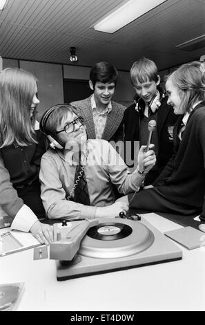 Ed Doolan Radio BRMB Disc Jockey, photographiée avec news, garçons et filles, Birmingham, 14 janvier 1975. Banque D'Images