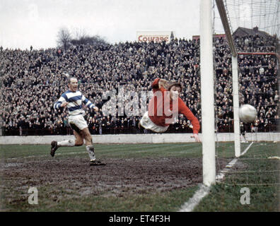 Division de la Ligue anglaise deux match à la vallée. 3 Charlton Athletic v QPR 3. Keith Sanderson de QPR et Charlton, Bob Curtis. 3e février 1968. Banque D'Images