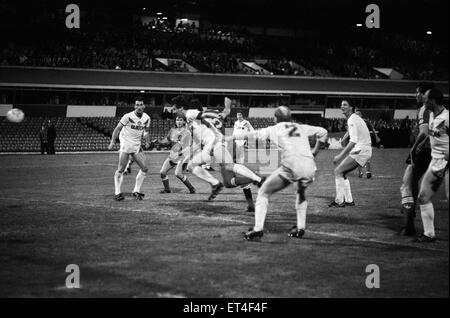 Les Play-off de la Division One match replay à St Andrews. 2 Charlton Athletic v Leeds United 1 aet. Peter Shirtliff installe le match avec une balle en-tête, avec John Pearson et ancien Charlton le capitaine Mark Aizlewood à défaut de l'arrêter marquant son deuxième. 29 mai 1987. Banque D'Images