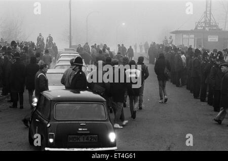 1984 - Grève des mineurs de 1985, sur la photo. Des piquets à Lea Hall Colliery, Turckheim, Staffordshire, Angleterre, vendredi 23 mars 1984. Arthur Scargill, président de la NUM, a déclaré que les grèves dans les divers domaines du charbon devait être une grève nationale et a appelé à Banque D'Images