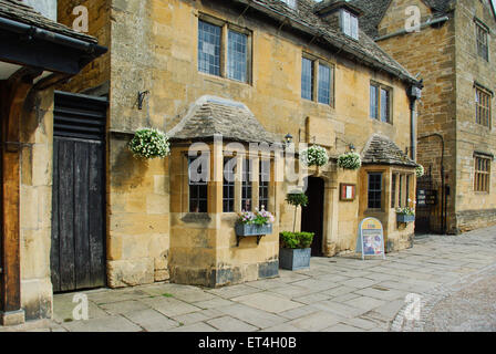 Restaurant, installé dans des gobelets d'un bâtiment traditionnel en pierre, sur la rue principale dans le joli village des Cotswolds de Broadway. Banque D'Images