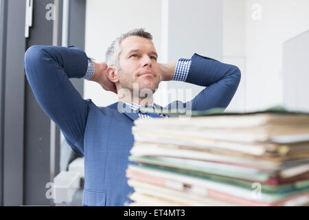 Homme d'affaires se relaxant dans le bureau, Leipzig, Saxe, Allemagne Banque D'Images