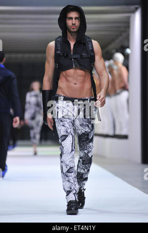 Milan Men's Fashion Week Automne/Hiver 2015 - Bikkembergs - Podium avec Modèle : où : Milan, Italie Quand : 20 Jan 2015 Credit : IPA/WENN.com **Uniquement disponible pour publication au Royaume-Uni, USA, Allemagne, Autriche, Suisse** Banque D'Images