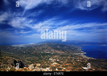 Point le plus étroit de la Crète, à 12 km (en ligne droite), d'Ierapetra à gauche (sud) à Pacheia Ammos à droite). Banque D'Images