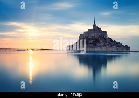 Le Mont-Saint-Michel au coucher du soleil, la France, l'Europe. Banque D'Images