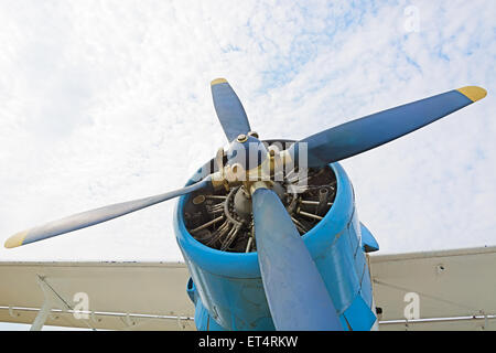 Le moteur et l'hélice d'un avion2 gros plan sur un fond de ciel bleu et nuages. L'image au point bas. Banque D'Images