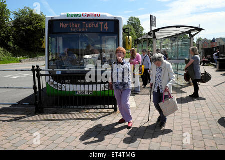 Femmes âgées passagers les aînés se rendent en ville depuis le chalutsCymru T4 arrêt à la gare routière de Brecon Powys Wales UK KATHY DEWITT Banque D'Images