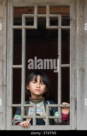 Miao fille lors d'une fenêtre, Basha Village des armes à feu, la province du Guizhou, Chine Banque D'Images