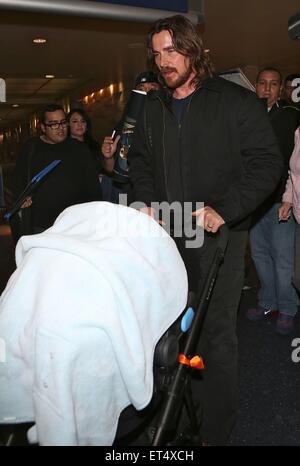 Un fatigué-à la Christian Bale arrive à l'aéroport de LAX en poussant son nouveau bébé garçon dans une poussette accompagné de sa femme Sibi et sa fille Emmeline. Avec : Christian Bale Où : Los Angeles, California, United States Quand : 09 Déc 2014 Crédit : WENN.com Banque D'Images