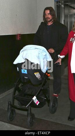 Un fatigué-à la Christian Bale arrive à l'aéroport de LAX en poussant son nouveau bébé garçon dans une poussette accompagné de sa femme Sibi et sa fille Emmeline. Avec : Christian Bale Où : Los Angeles, California, United States Quand : 09 Déc 2014 Crédit : WENN.com Banque D'Images