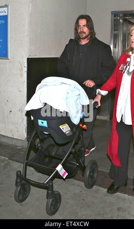 Un fatigué-à la Christian Bale arrive à l'aéroport de LAX en poussant son nouveau bébé garçon dans une poussette accompagné de sa femme Sibi et sa fille Emmeline. Avec : Christian Bale Où : Los Angeles, California, United States Quand : 09 Déc 2014 Crédit : WENN.com Banque D'Images