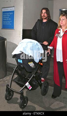 Un fatigué-à la Christian Bale arrive à l'aéroport de LAX en poussant son nouveau bébé garçon dans une poussette accompagné de sa femme Sibi et sa fille Emmeline. Avec : Christian Bale Où : Los Angeles, California, United States Quand : 09 Déc 2014 Crédit : WENN.com Banque D'Images