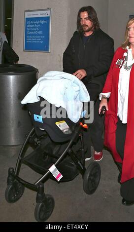 Un fatigué-à la Christian Bale arrive à l'aéroport de LAX en poussant son nouveau bébé garçon dans une poussette accompagné de sa femme Sibi et sa fille Emmeline. Avec : Christian Bale Où : Los Angeles, California, United States Quand : 09 Déc 2014 Crédit : WENN.com Banque D'Images