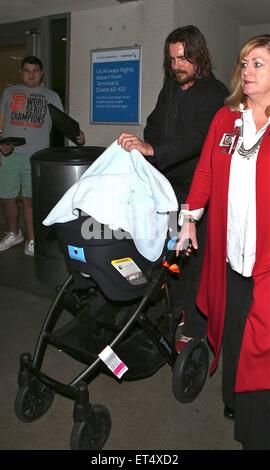 Un fatigué-à la Christian Bale arrive à l'aéroport de LAX en poussant son nouveau bébé garçon dans une poussette accompagné de sa femme Sibi et sa fille Emmeline. Avec : Christian Bale Où : Los Angeles, California, United States Quand : 09 Déc 2014 Crédit : WENN.com Banque D'Images