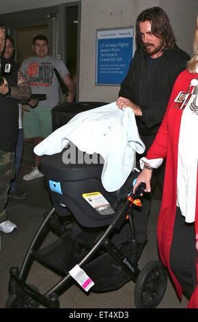 Un fatigué-à la Christian Bale arrive à l'aéroport de LAX en poussant son nouveau bébé garçon dans une poussette accompagné de sa femme Sibi et sa fille Emmeline. Avec : Christian Bale Où : Los Angeles, California, United States Quand : 09 Déc 2014 Crédit : WENN.com Banque D'Images