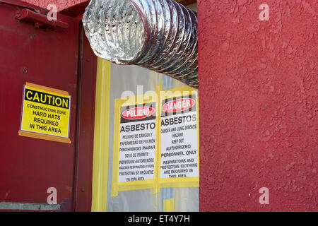 Panneaux d'avertissement de l'amiante en anglais et espagnol at Construction Site, San Diego, Californie Banque D'Images